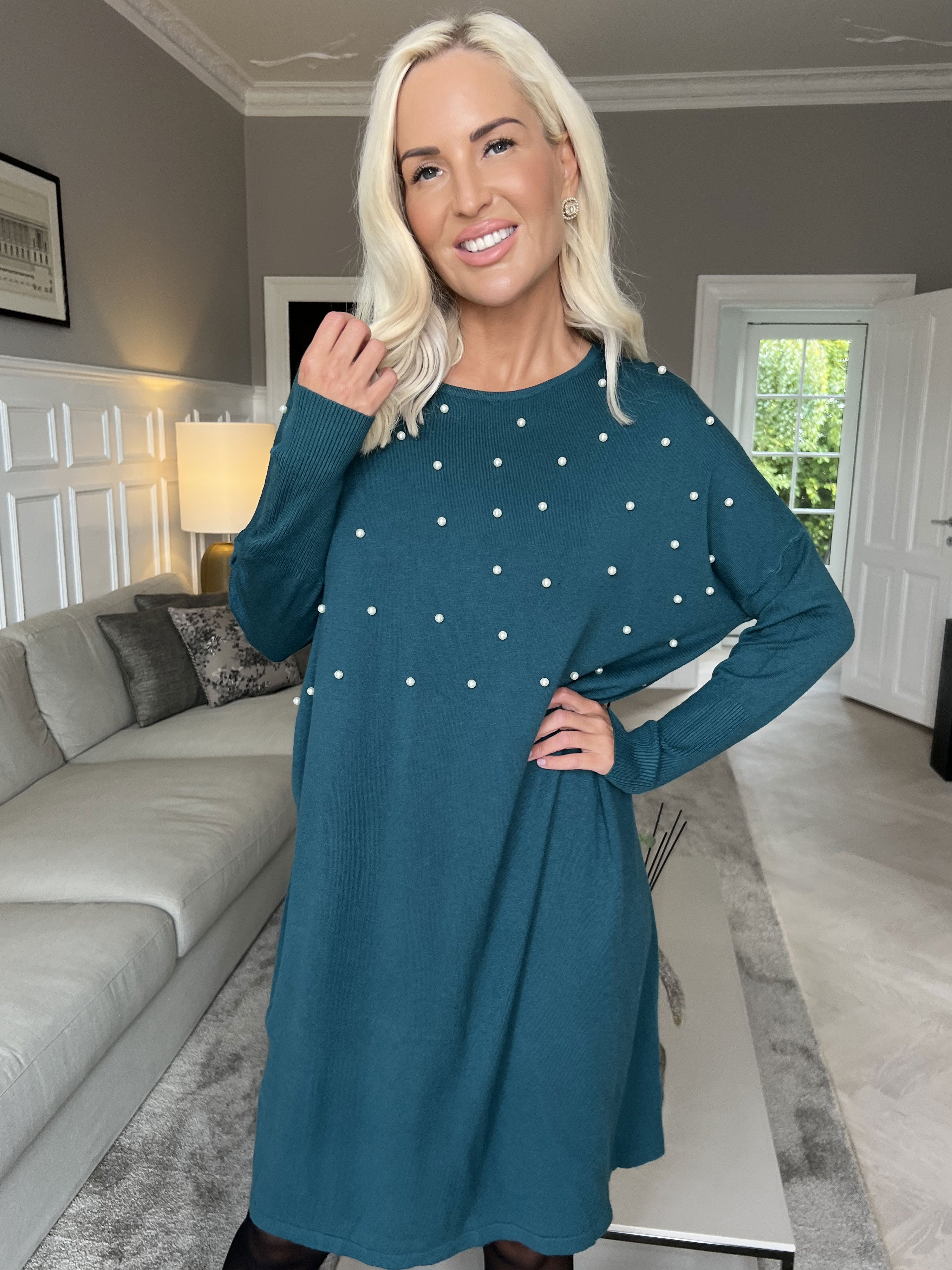 Stefania - Bekväm stickad klänning utsmyckad med pärlor